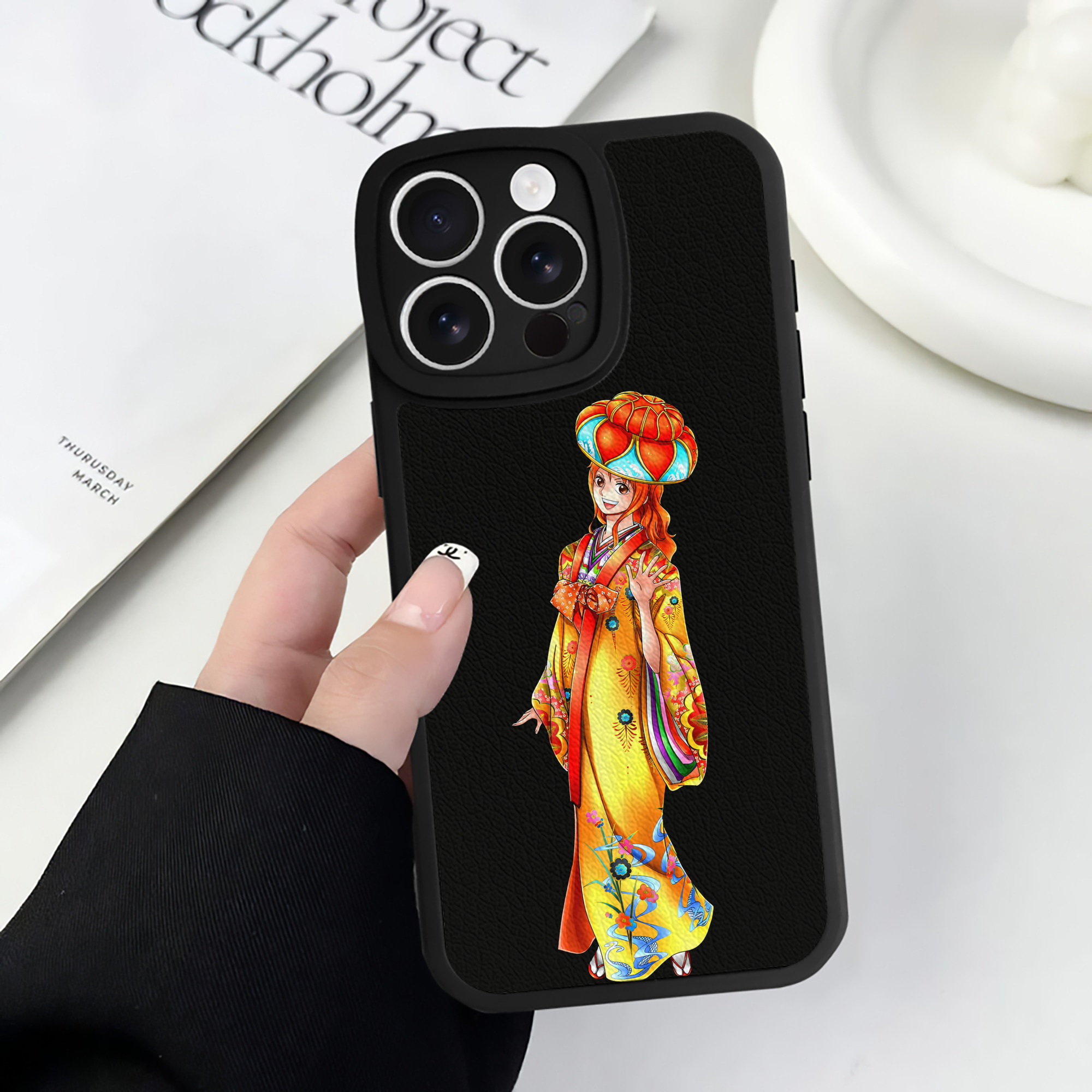 （画像用） ワンピース ナミ ONE PIECE Nami 【iPhone 16シリーズ対応】シリコンスマホケース（レザー調） 材質：シリコン